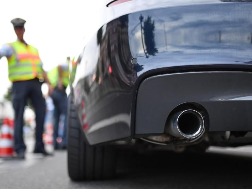 Vorsicht, Kontrolle: Beim nachträglichen Einbau etwa von Auspuffanlagen sollten Autofahrer dringend darauf achten, dass die Teile auch gesetzeskonform sind. Foto: Uwe Anspach/dpa