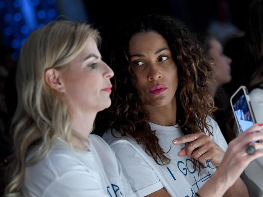 In ihrem Blog «Two Tell» geht es auch um Styling: Moderatorin Tanja Bülter und Schauspielerin Annabelle Mandeng lassen sich inspirieren. Foto: Britta Pedersen
