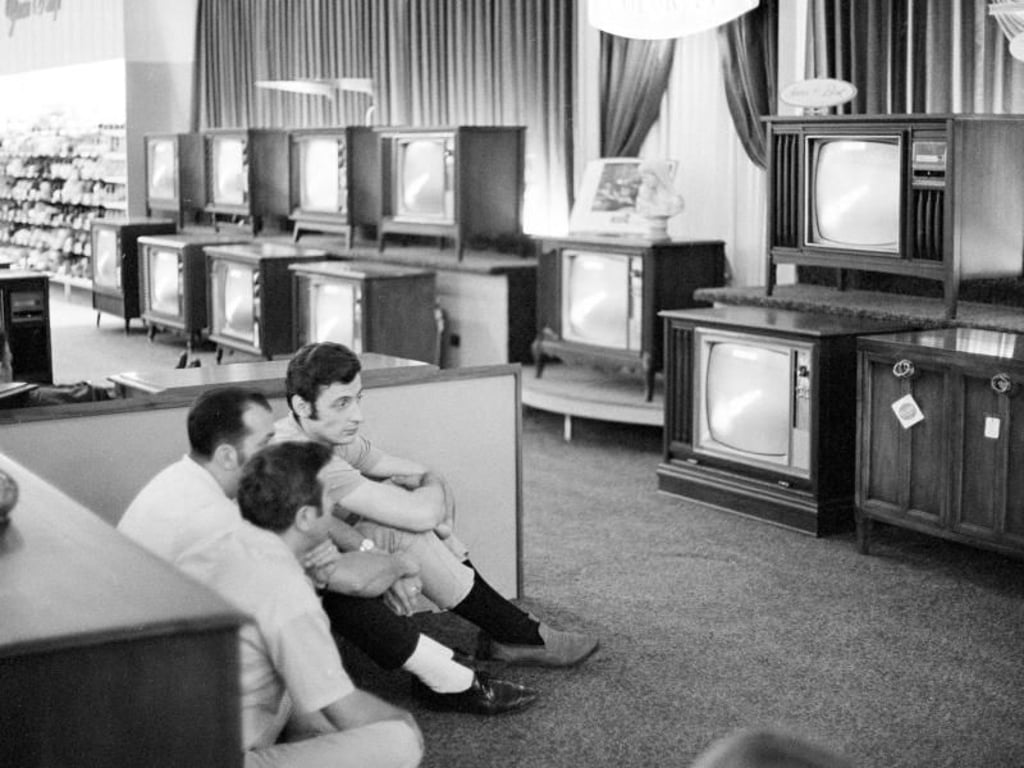 Am 16. Juli 1969 sehen sich diese drei Männer den Start der Saturn V-Rakete mit der Apollo 11-Crew in einem Kaufhaus an. Bei der Mondlandung saßen Millionen Menschen vorm Fernseher. Foto: Ron Frehm/AP