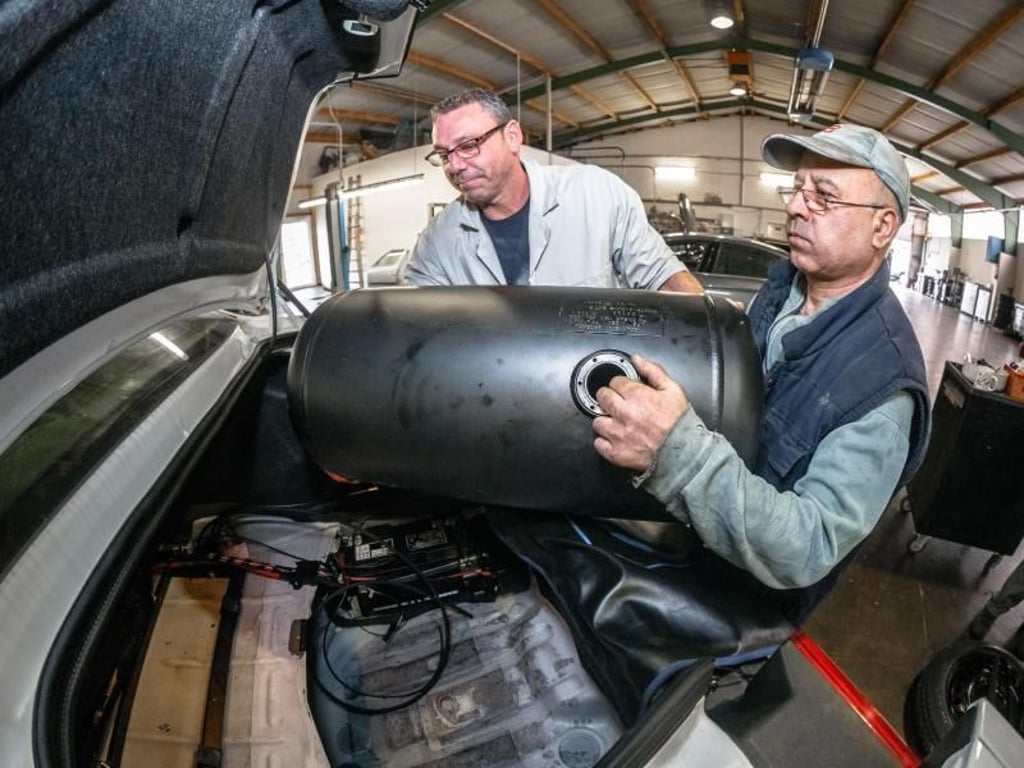 Umrüstung geht auch: In qualifizierten Werkstätten können Autogas-Tanks nachgerüstet werden. Foto: Markus Scholz
