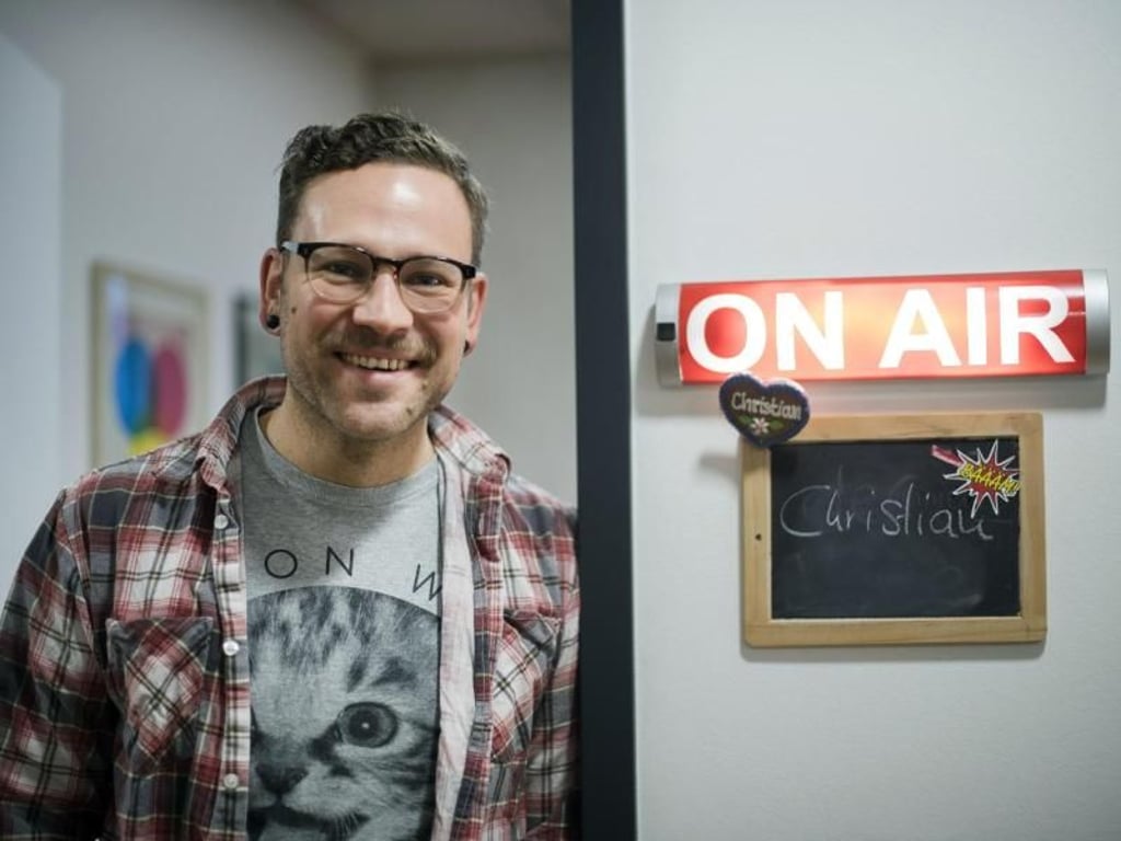 Der Lehrer Christian Wiensgol vor seinem Arbeitszimmer der Web-Individualschule. Foto: Ina Fassbender