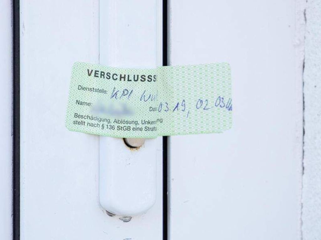 Verschlusssiegel der Würzburger Polizei an der Tür einer durchsuchten Wohnung. Das Ausmaß des Würzburger Kinderporno-Falls ist noch unklar. Foto: Daniel Karmann
