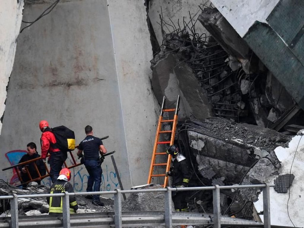 Rettungsarbeiten unter den Trümmern der eingestürzten Morandi-Autobahnbrücke. Foto: Luca Zennaro/ANSA/AP