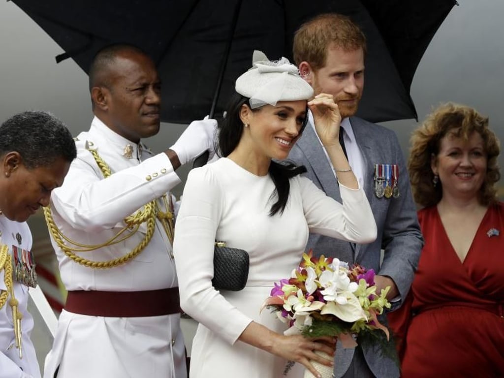 Für Herzogin Meghan gab es Blumen bei der Ankunft auf den Fidschi-Inseln. Foto: Kirsty Wigglesworth/PA
