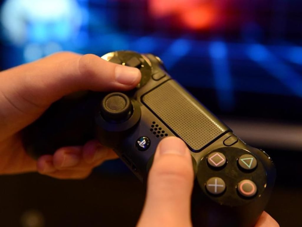 Zwei Hände, ein Controller, viele Fans: Let's Play macht Gaming zum Event. Foto: Caroline Seidel