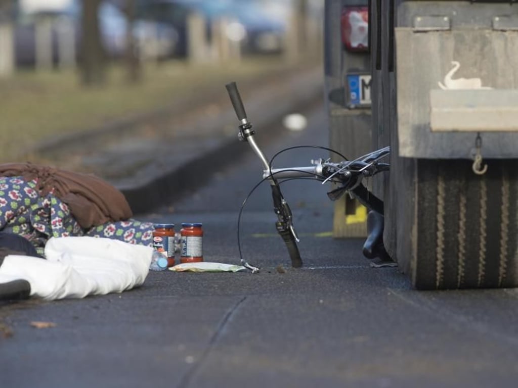 Das Rad einer Frau liegt in Berlin zwischen den Reifen eines Lkw. Die Radfahrerin starb noch an der Unfallstelle. Foto: Paul Zinken