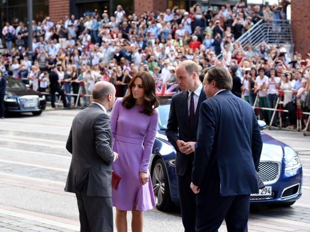 Kein Plätzchen frei hinter der Absperrung: Alle wollen William und Kate sehen. Foto: Daniel Bockwoldt