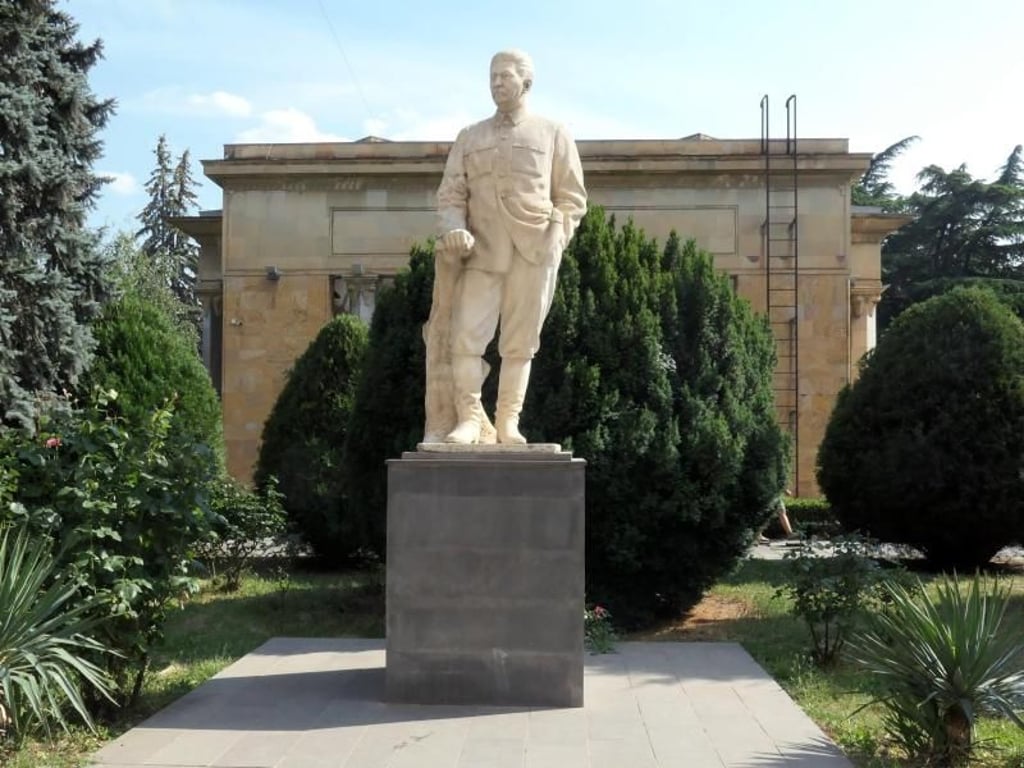 Ein Denkmal von Stalin. Dahinter steht sein angebliches Geburtshaus, überdacht von einem Bau in stalinistischer Gotik. Foto: Annette Meinke-Carstanjen