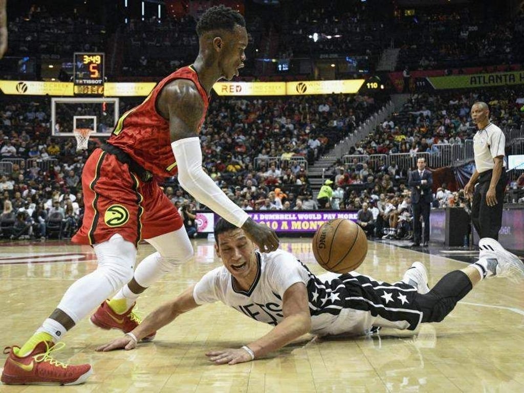 Dennis Schröder (l.) kassiert mit den Atlanta Hawks die siebte Niederlage in Serie. Foto: John Amis