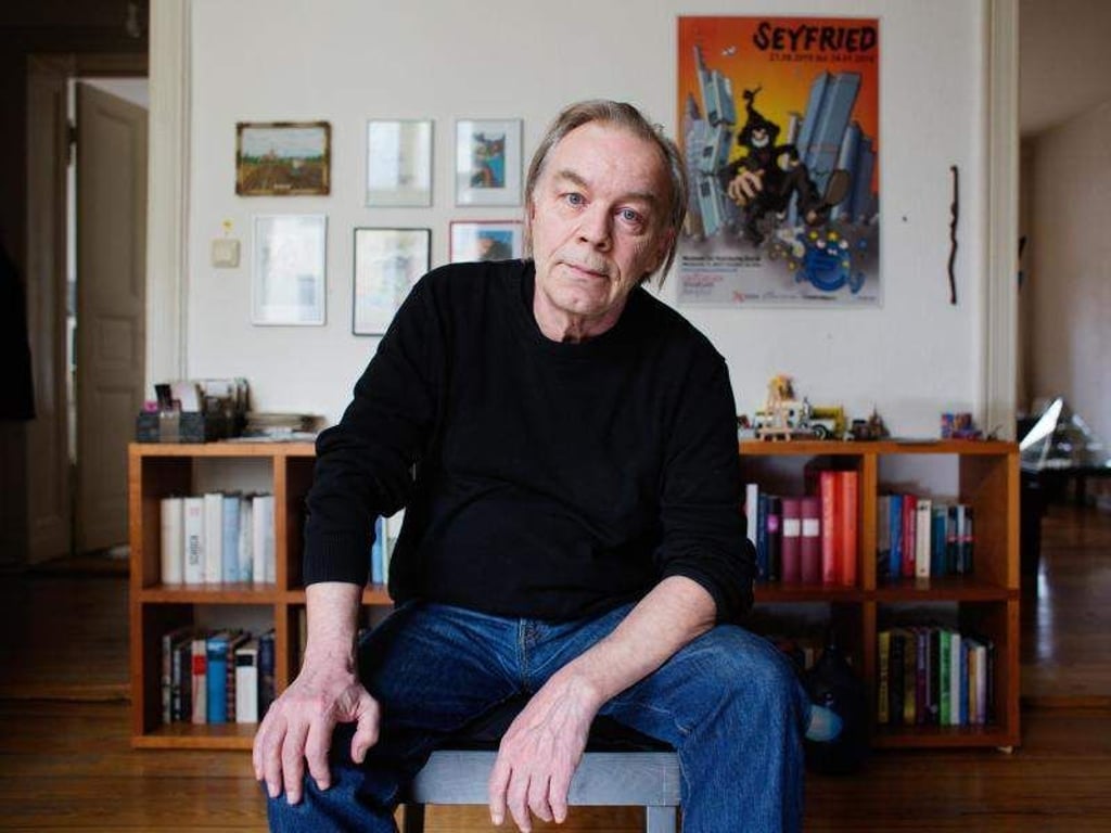 Comiczeichner Gerhard Seyfried in seiner Wohnung in Berlin-Schöneberg. Foto: Christoph Soeder