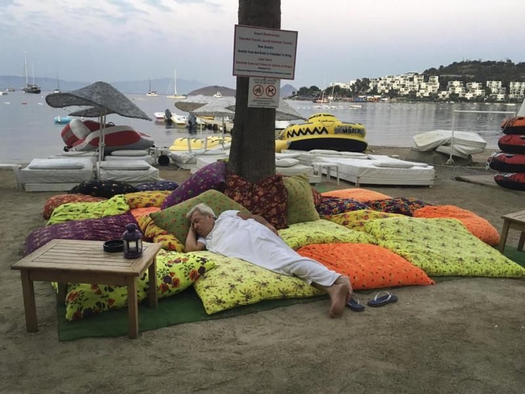 Ein Mann schläft nach dem Erdbeben im türkischen Bitez im Freien. Foto: Ayse Wieting
