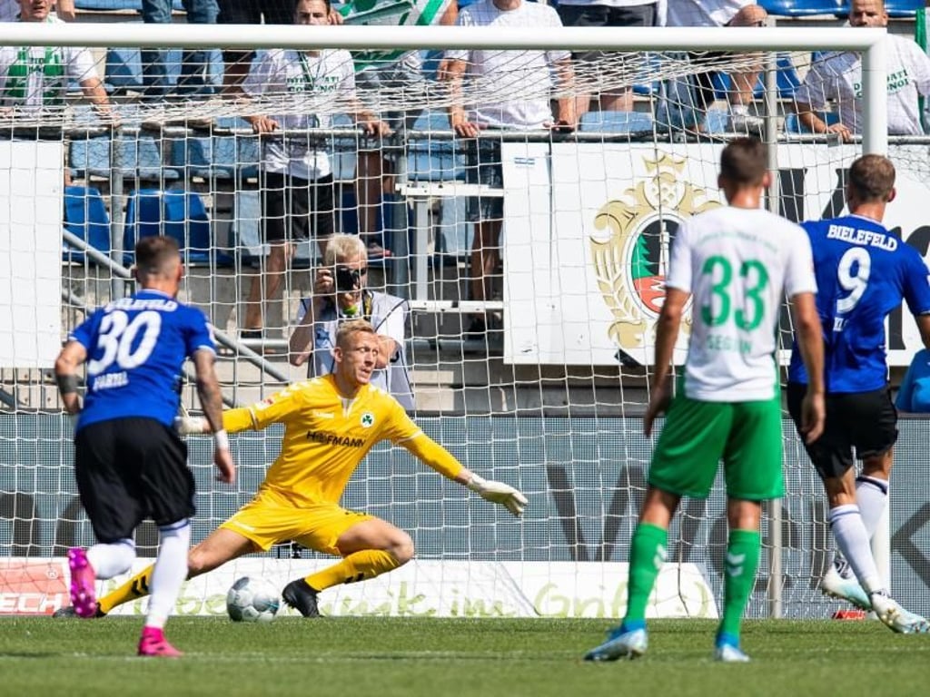 Bielefelds Fabian Klos (r) trifft per Strafstoß zum 1:2 gegen Fürth. Foto: Guido Kirchner