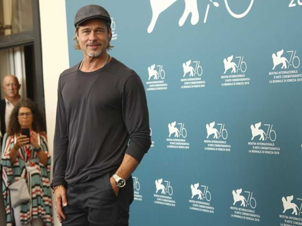 Mit Schiebermütze und schlichtem Shirt auf der Pressekonferenz: Brad Pitt. Foto: Joel C Ryan/Invision/AP
