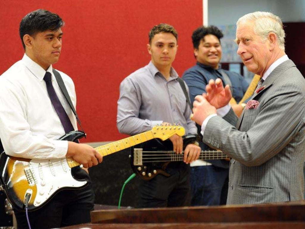 Prinz Charles mit jungen Musikern am Tawa College in Wellington. Foto: Ross Setford