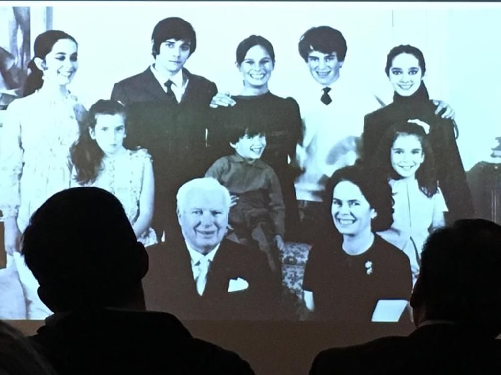 Charlie Chaplin mit seiner Familie. Foto: Christiane Oelrich