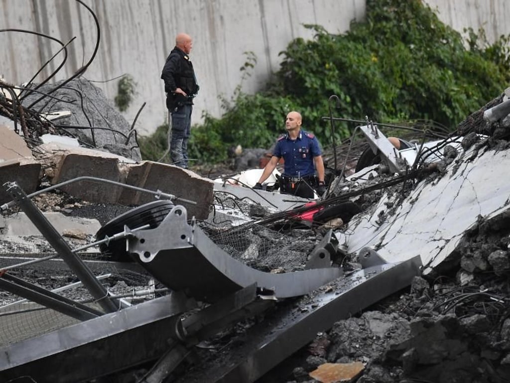 Nach Angaben aus dem Verkehrsministerium muss die Brücke nun komplett abgerissen werden. Foto: Luca Zennaro/ANSA/AP