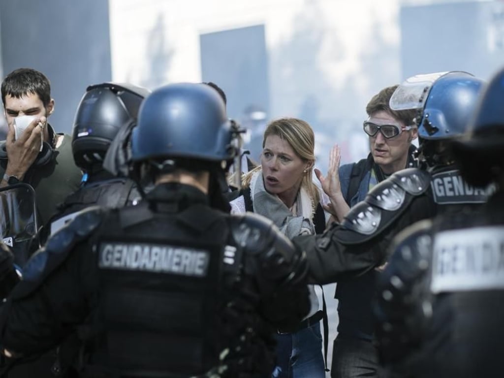 Polizeieinsatz am Rande der Demonstration für mehr Klimaschutz in Paris. Foto: Kamil Zihnioglu/AP