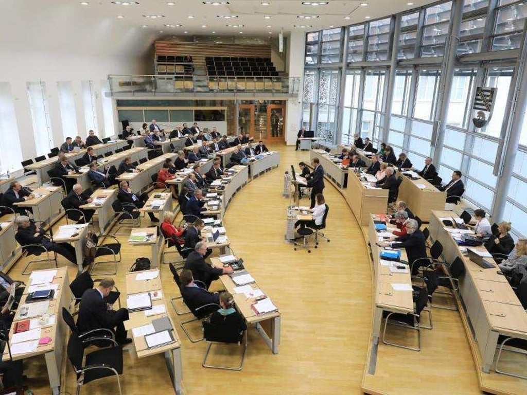Blick in den Plenarsaal des Landtags von Sachsen-Anhalt. Foto: Peter Gercke/Archiv