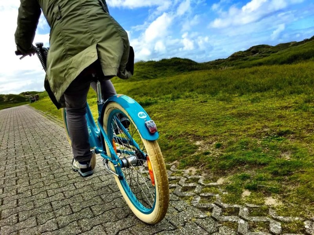 80 Kilometer Wanderwege ziehen sich über die Insel Norderney. Auch für Radfahrer bietet das gute Bedingungen. Foto: Staatsbad Norderney GmbH/dpa-tmn