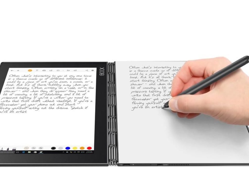 Der mitgelieferte Zeichenblock des Lenovo Yoga Book haftet magnetisch auf dem Tablet und erlaubt das Anfertigen echter handschriftlicher Notizen und Zeichnungen. Foto: Lenovo