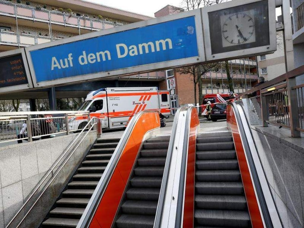 Die U-Bahnstation "Auf dem Damm" ist wegen eines Unfalls gesperrt. Beim dem Zusammenstoß zweier U-Bahnen in Duisburg sind zahlreiche Menschen verletzt worden. Foto: Roland Weihrauch