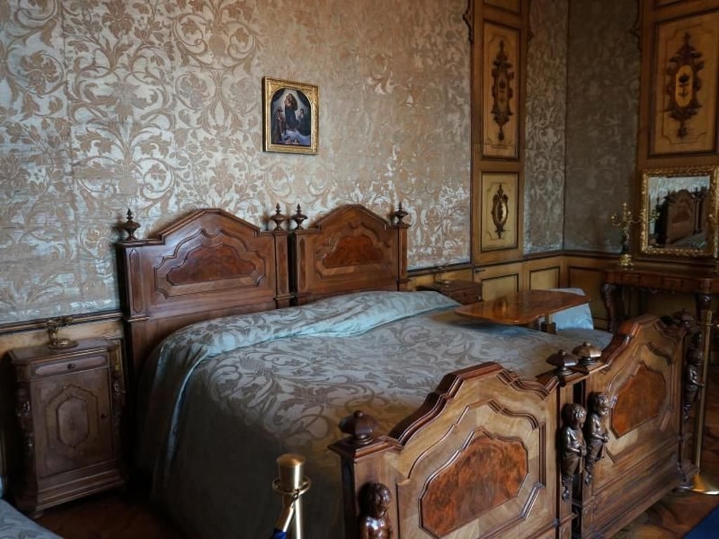 Das Ehebett von Erzherzog Maximilian und Charlotte können sich Besucher anschauen - das Paar lebte nur vier Jahre in Schloss Miramare. Foto: Alexandra Stahl