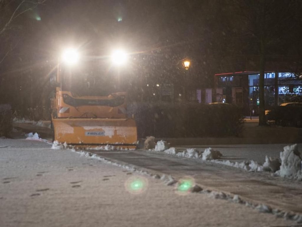 Von Westen und Südwesten nähern sich neue Schauer, die oft bis in tiefe Lagen Schnee und Glätte bringen. Foto: Paul Zinken