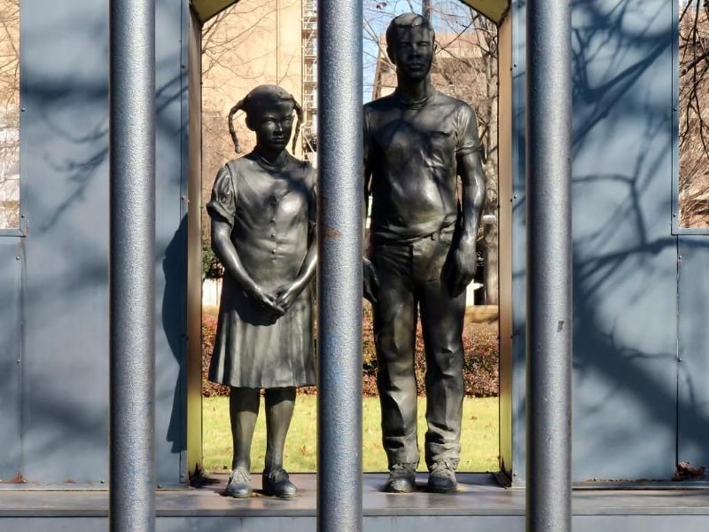 Hinter Gittern: Die Polizei in Birmingham ging 1963 brutal auch gegen protestierende Kinder und Jugendliche vor - ein Denkmal im Kelly-Ingram-Park der Stadt erinnert daran. Foto: Christian Röwekamp