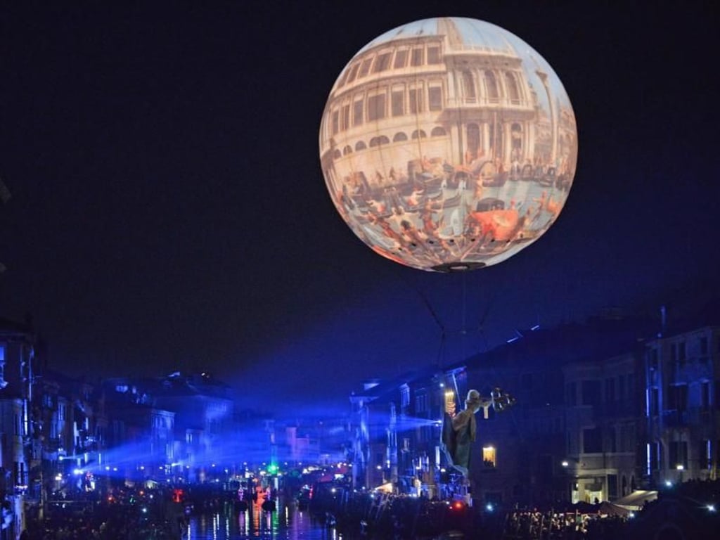 Ein Ballon schwebt über Venedig. Foto: Andrea Merola