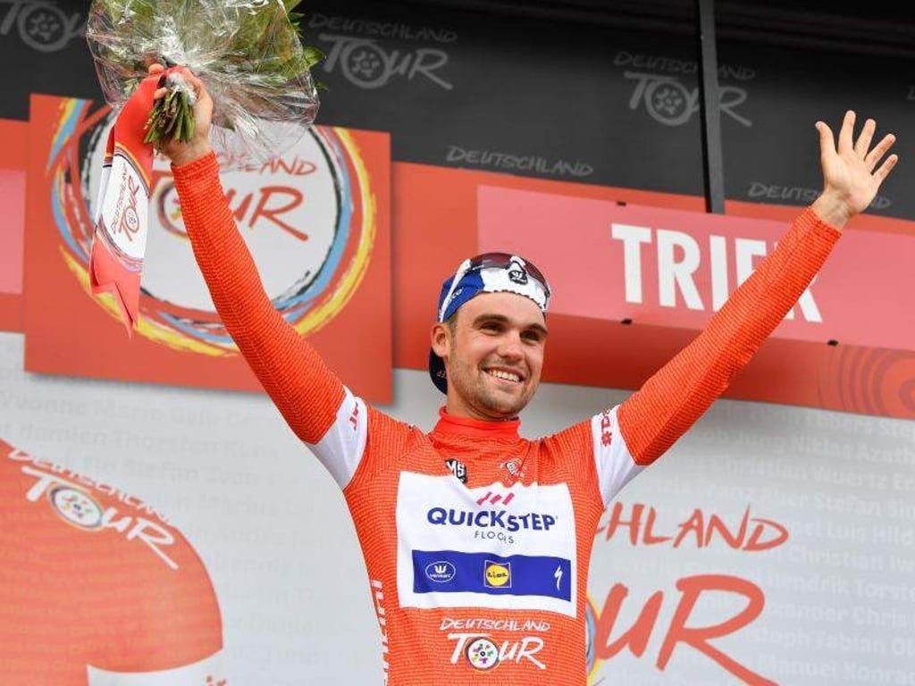 Maximilian Schachmann trägt das Trikot des Führenden der Deutschland Tour. Foto: Bernd Thissen