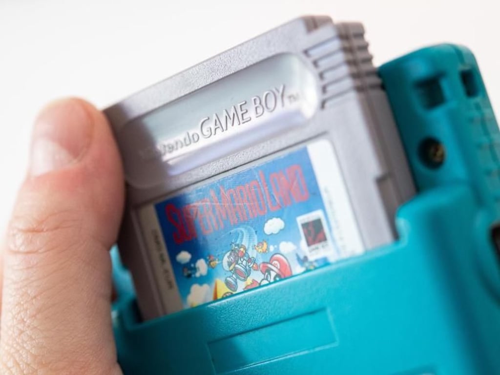 Schnapp, Modul in den Schacht, fertig. Auch die einfache Nutzung des Game Boy, ohne Installation und sonstige Hindernisse, hat zum Erfolg beigetragen. Foto: Andrea Warnecke