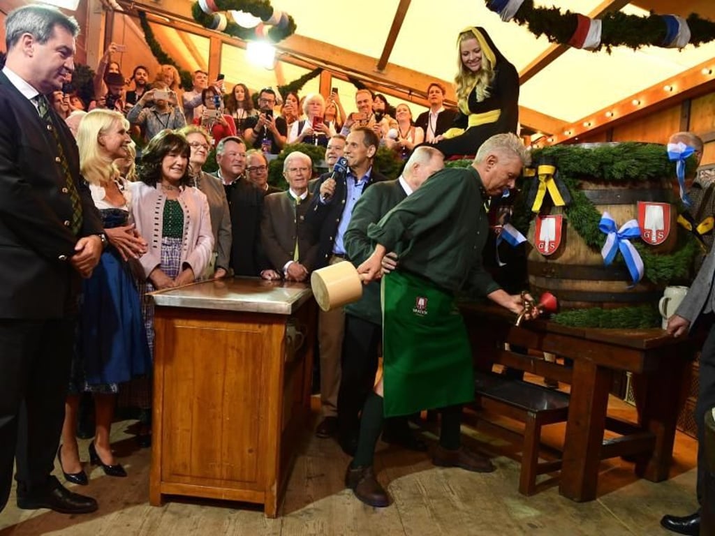 Dieter Reiter (SPD), Oberbürgermeister von München, beim traditionellen Fassanstich. Foto: Peter Kneffel