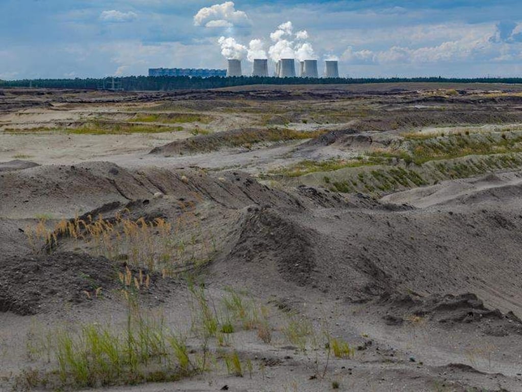 Blick über Abraumhalden im Braunkohletagebau Jänschwalde auf das Braunkohlekraftwerk Jänschwalde. Foto: Patrick Pleul