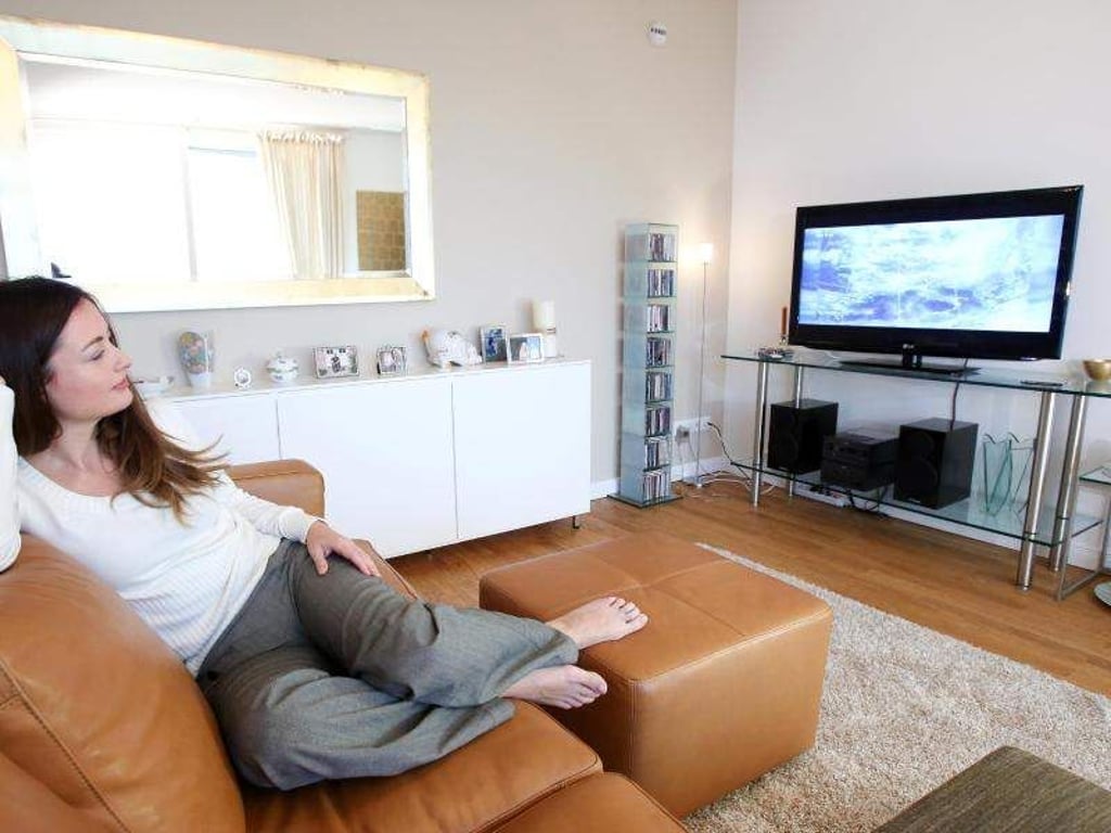 Eine gute Größe für den Fernseher ist die halbe Sitzentfernung als Diagonale. Ist das Gerät größer, könnte das die Augen zu sehr anstrengen. Foto: Bodo Marks/dpa-tmn