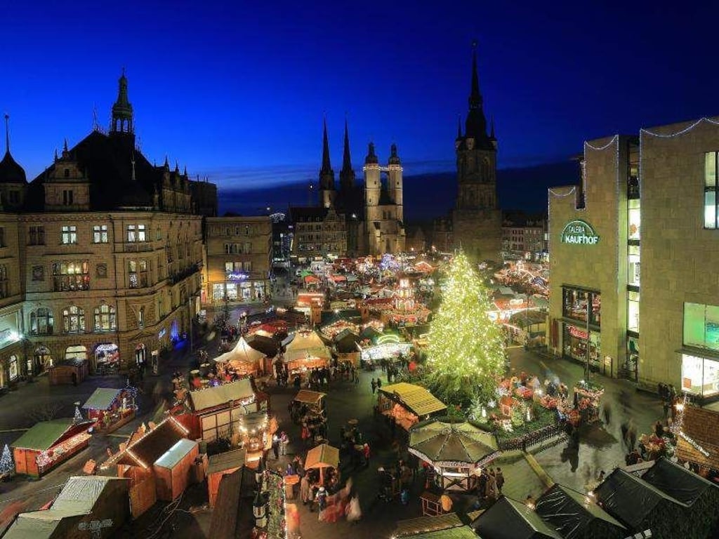 Weihnachtsmarkt in Halle/Saale. Foto: Jens Wolf/Archiv