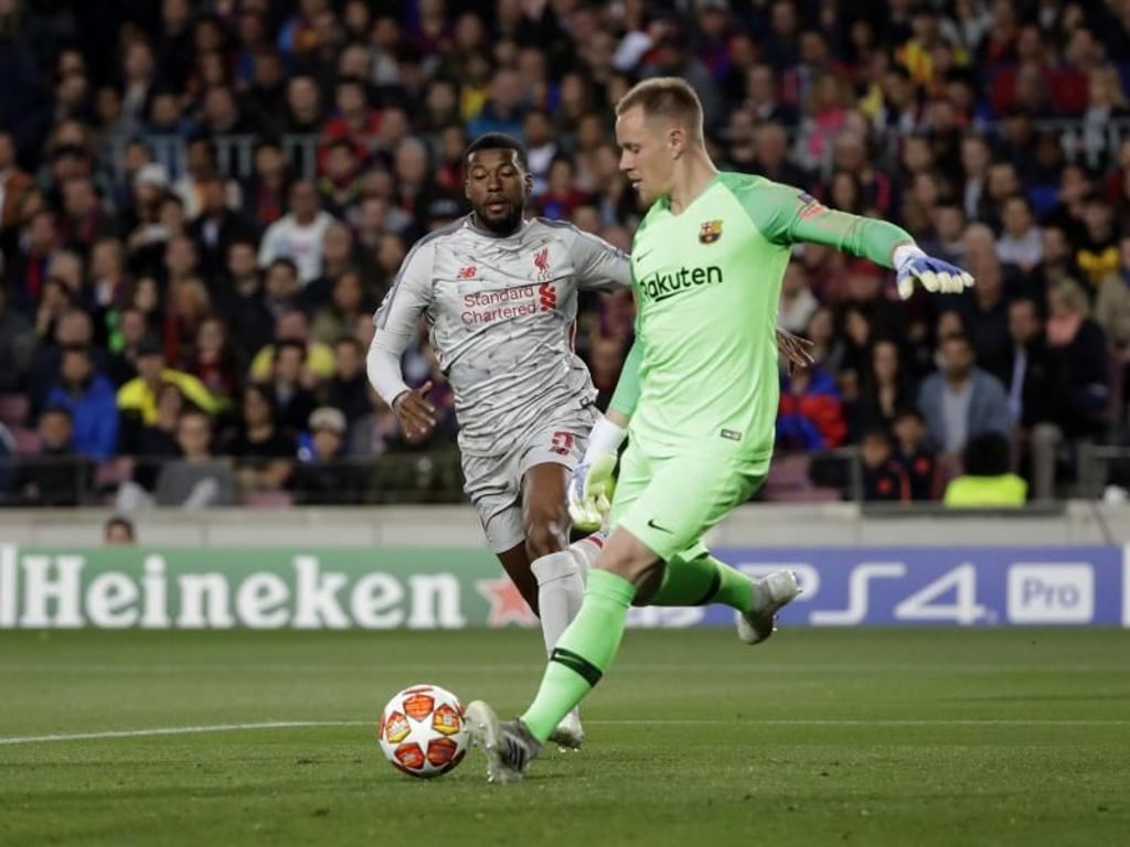 Barcelonas Torhüter Marc-Andre ter Stegen spielt einen Pass. Foto: Emilio Morenatti/AP