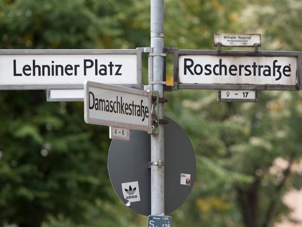 Unterwegs in Berlin auf den Spuren Erich Kästners: Einheimische und Touristen können entsprechende Stadtführungen unternehmen. Foto: Lisa Ducret