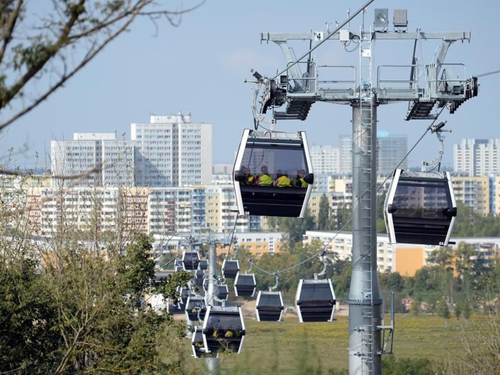 Die Attraktion der IGA: Eine Seilbahn schwebt über das Gelände. Foto: Britta Pedersen