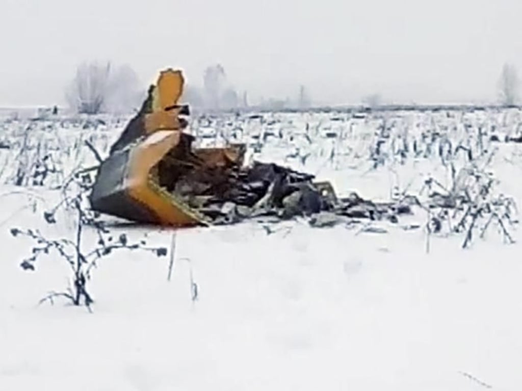 Trümmerteile eines Flugzeugs vom Typ An-148 auf einer Wiese. Ein russisches Passagierflugzeug mit mehr als 70 Menschen an Bord ist im Gebiet Moskau abgestürzt. Foto: Screenshot/LIFE.RU