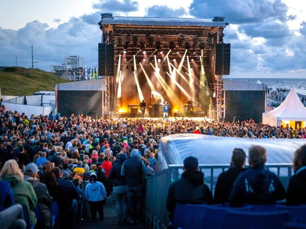 Veranstaltungen wie das Open-Air-Musik-Event «Summertime» ziehen Tausende Besucher auf die Insel. Foto: Janis Meyer/Staatsbad Norderney GmbH/dpa-tmn