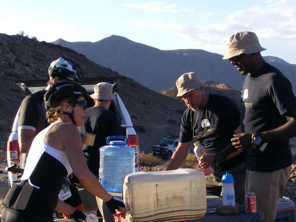 Viel trinken muss sein beim Desert Knights. Und manchmal will man sich einfach nur den Staub aus dem Gesicht spülen. Foto: Christian Selz/dpa-tmn