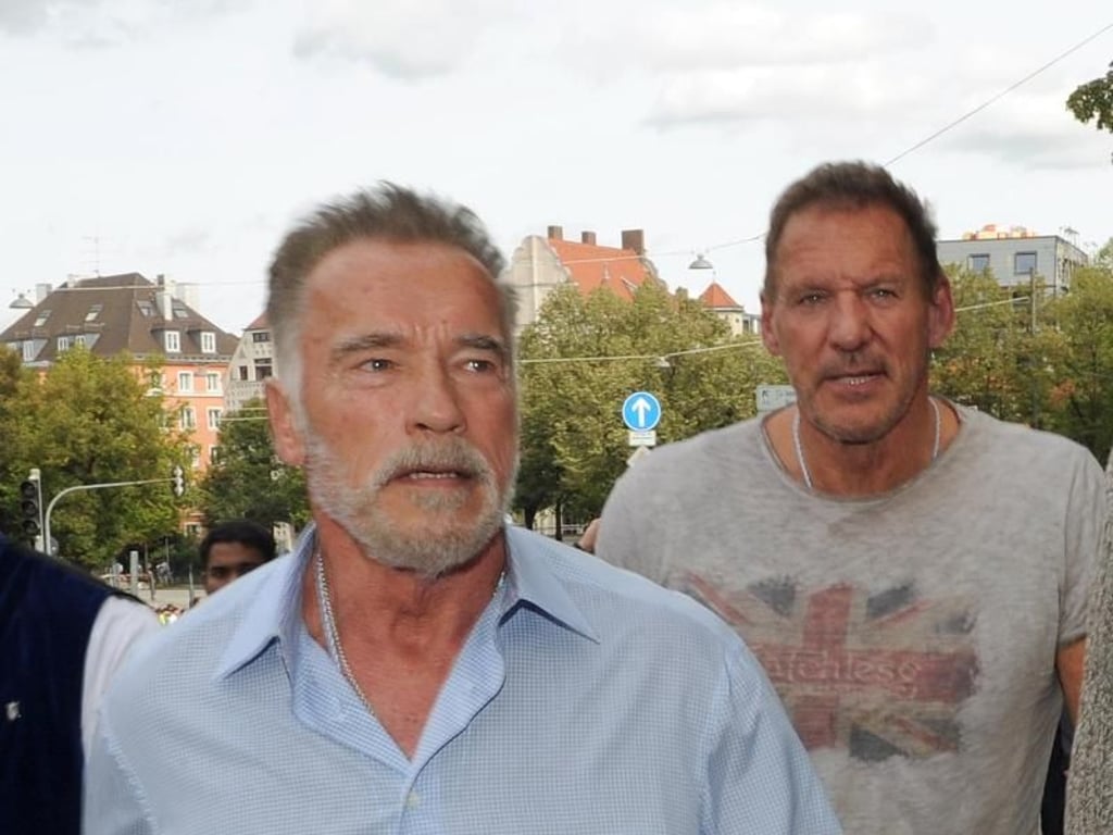 Zwei Hünen auf der Wiesn: Arnold Schwarzenegger (l) und Ralf Möller. Foto: Ursula Düren