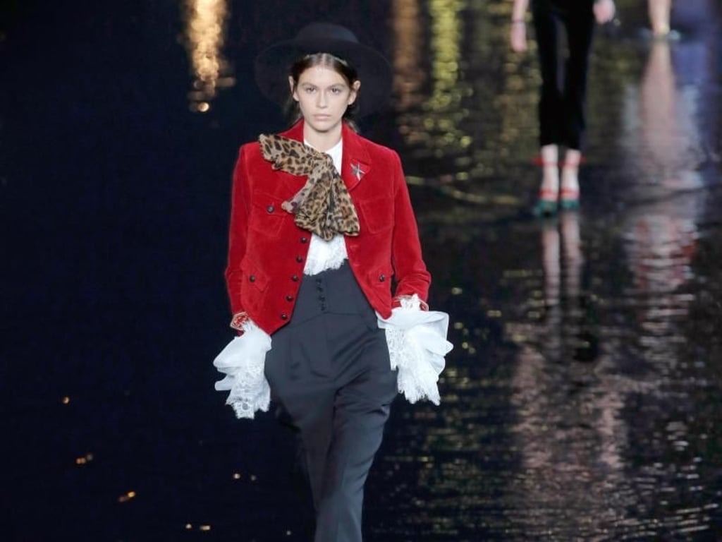 Top-Model Kaia Gerber sorgt mit ihrer roten Jacke für einen Farbtupfer. Foto: Christophe Ena/AP