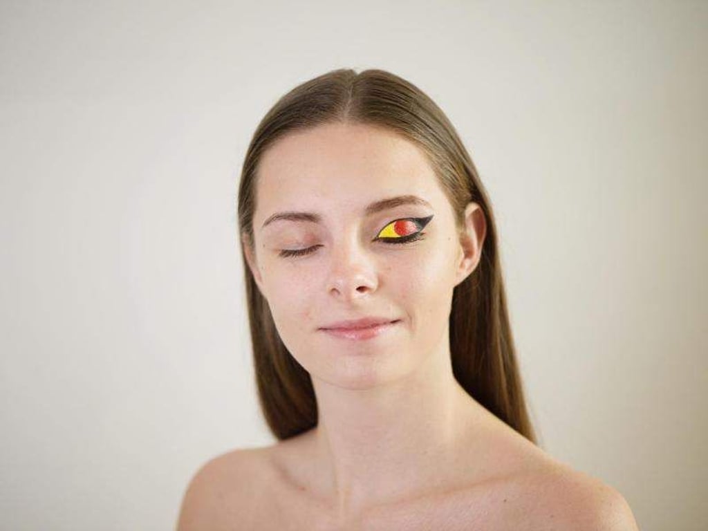 Es kann losgehen: Bereit fürs Deutschlandspiel mit einem Augen-Make-up in den Farben Schwarz-Rot-Gold. Foto: Klaus-Dietmar Gabbert/dpa-tmn