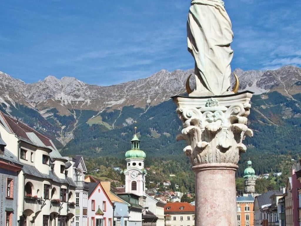 Innsbruck bietet urbanes Leben inmitten schönster Alpenkulisse - das zeichnet die «Hauptstadt der Alpen» aus. Foto: Christof Lackner/Innsbruck Tourismus/dpa-tmn