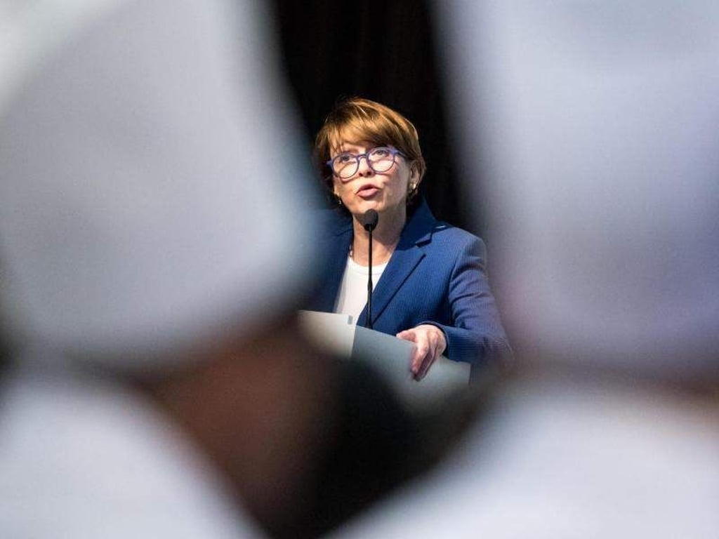 Elke Büdenbender hat für die gesellschaftliche Anerkennung von Ausbildungsberufen geworben. Foto: Bernd von Jutrczenka