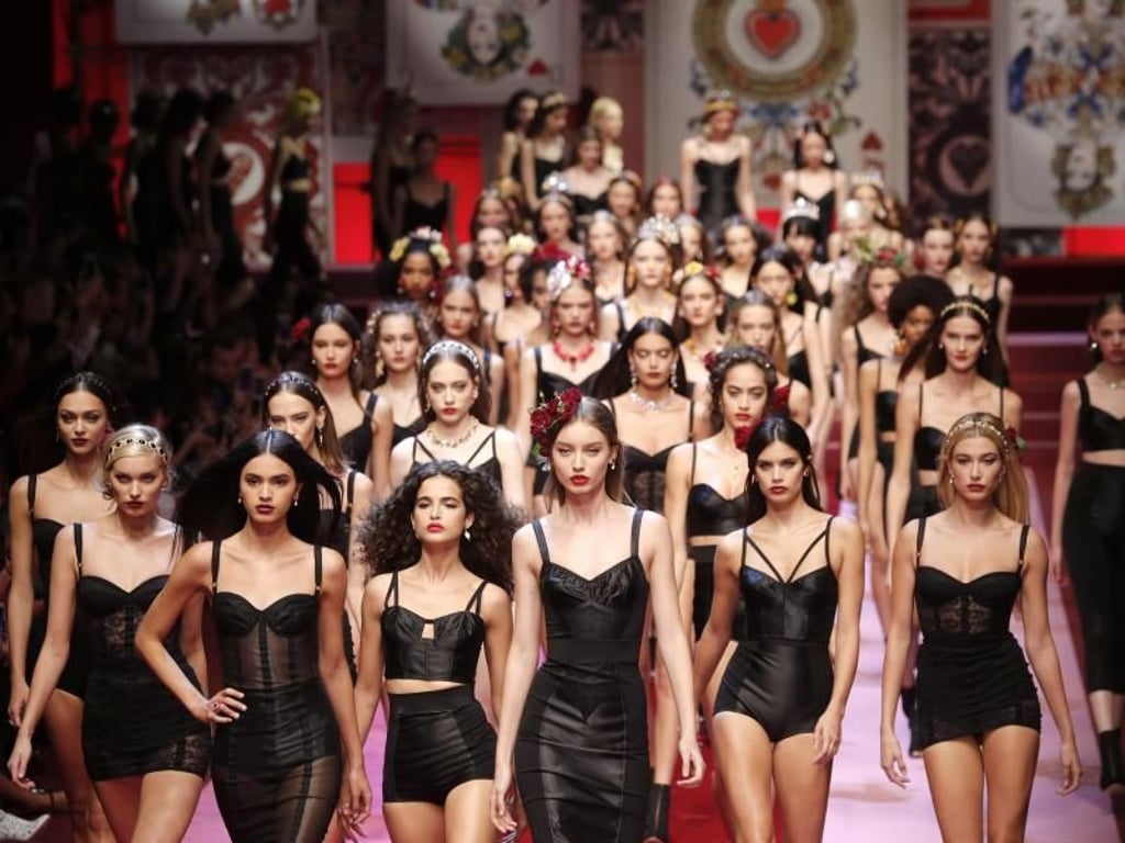 Dolce & Gabbana starteten ihre Show mit sinnlichen schwarzen Kleidern. Foto: Antonio Calanni