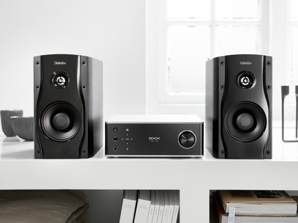 Die Studiomonitor 55-Serie von Definitive Technologie passt auf oder ins Regal (je ca. 300 Euro). Foto: Definitive Technology