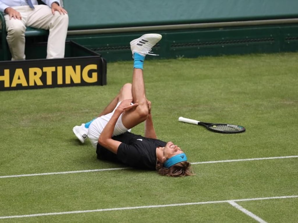 Alexander Zverev hatte sich bei einem Ausrutscher verletzt. Foto: Friso Gentsch