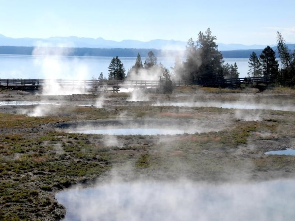 Wer früh aufsteht, hat die Quellen in Yellowstone, wie hier in West Thumb, manchmal fast für sich alleine. Foto: Christian Röwekamp
